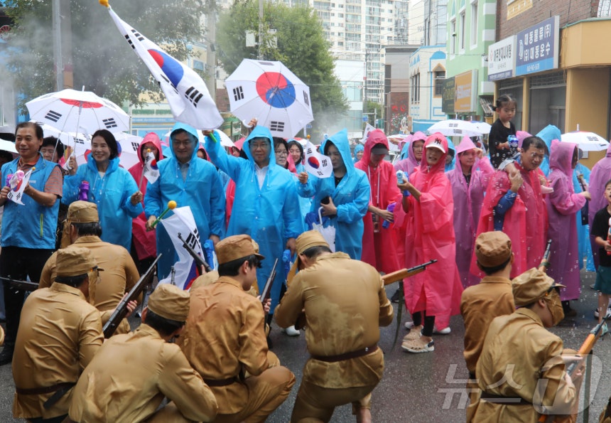 15일 오전 10시 전남광주 광산구 월곡동에서 81주년 광복절을 맞아 개최한 봉오동 전투 재현 행사에서 독립군들이 물총과 태극기 등으로 일본군을 몰아내고 있다.2026.8.15 ⓒ 뉴스1 안재영 기자
