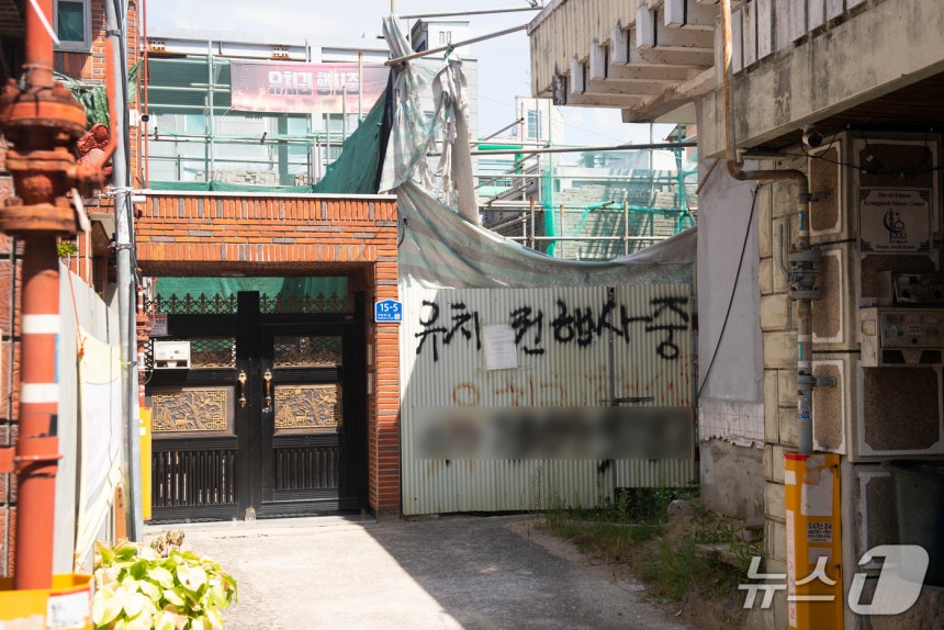 14일 대구 북구 대현동 이슬람사원 건축 현장.'유치권 행사 중'이라고 적힌 현수막이 내걸린 채 출입문이 굳게 닫혀 있다.2026.8.14 ⓒ 뉴스1 이성덕 기자