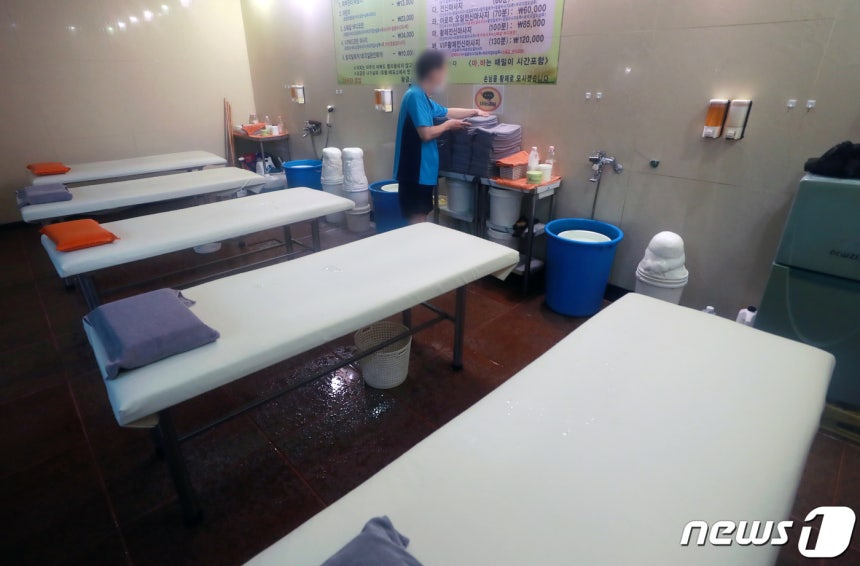 서울의 한 목욕탕에서 세신사가 목욕용품을 정리하고 있다.(사진은 기사 내용과 무관함) 2021.3.15 ⓒ 뉴스1 구윤성 기자