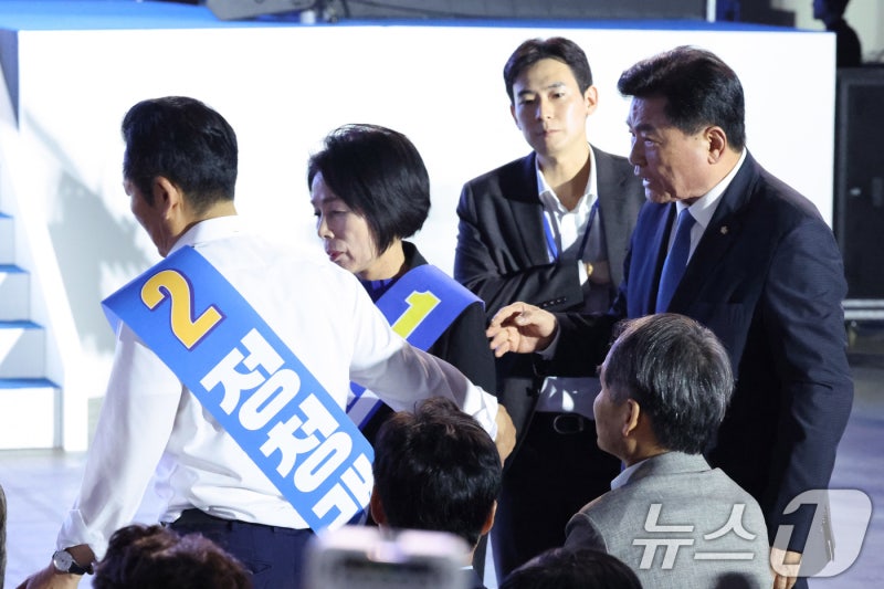 <b>최민희</b> 자리 안내하는 정청래