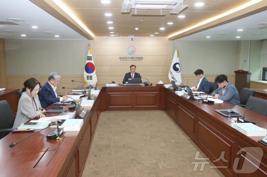 고민수 방송미디어통신위원회 상임위원(가운데)이 14일 정부과천청사에서 '2026년 제28차 전체회의'를 진행하고 있다.(방송미디어통신위원회 제공) ⓒ 뉴스1 김민수 기자