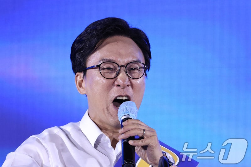 <b>김민석</b>, '<b>탁자 위 신발</b>' 논란에 "피 안 통해 스트레칭한 것"
