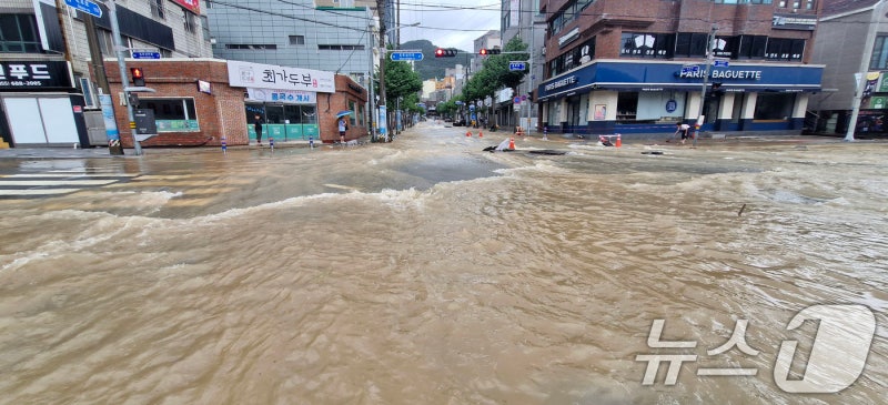 남해안 '물폭탄'…927 쏟아진 <b>거제</b>서 1명 사망·3명 부상(종합3보)