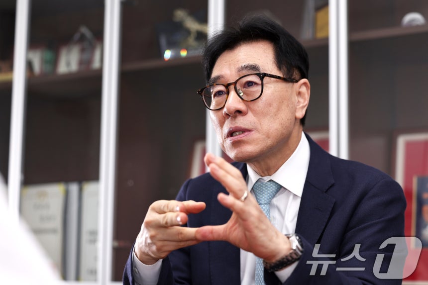 임종인 숭실대 AI위원회 위원장(고려대 정보보호대학원 명예교수)가 12일 서울 성북구 고려대학교 연구실에서 뉴스1과 인터뷰하고 있다. ⓒ 뉴스1 구윤성 기자