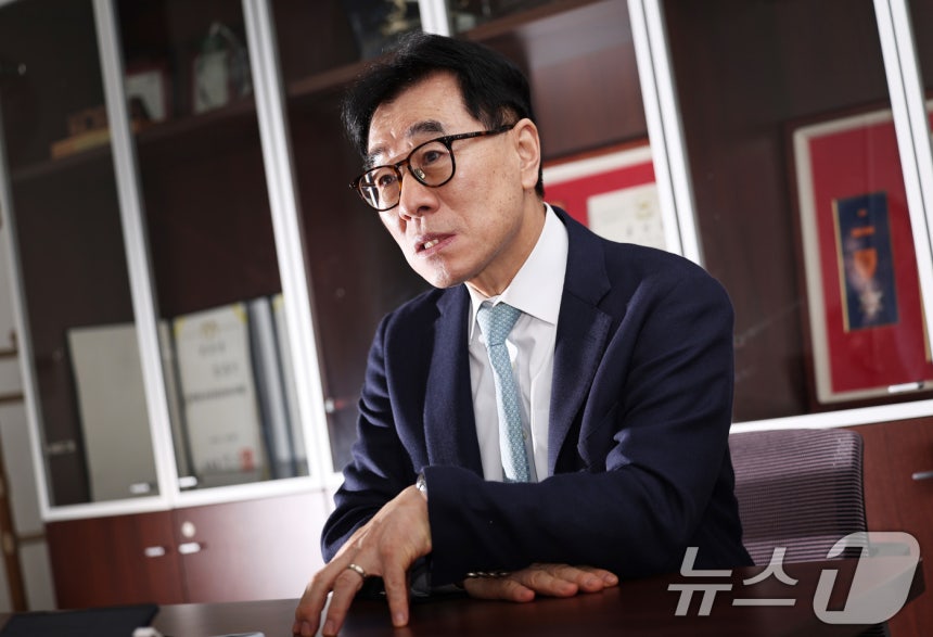 임종인 숭실대 AI위원회 위원장(고려대 정보보호대학원 명예교수)가 12일 서울 성북구 고려대학교 연구실에서 뉴스1과 인터뷰하고 있다. ⓒ 뉴스1 구윤성 기자