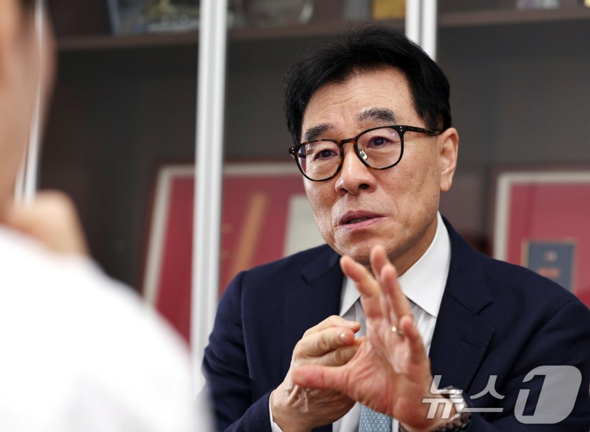 임종인 숭실대 AI위원회 위원장(고려대 정보보호대학원 명예교수)가 12일 서울 성북구 고려대학교 연구실에서 뉴스1과 인터뷰하고 있다. ⓒ 뉴스1 구윤성 기자