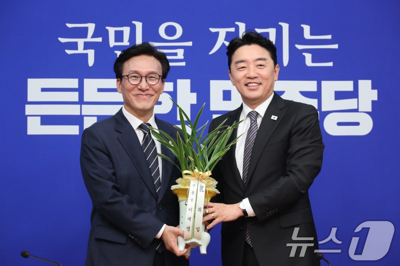 與<b>김민석</b>, 靑강훈식과 포옹…"벽 없는 원팀 기대감"