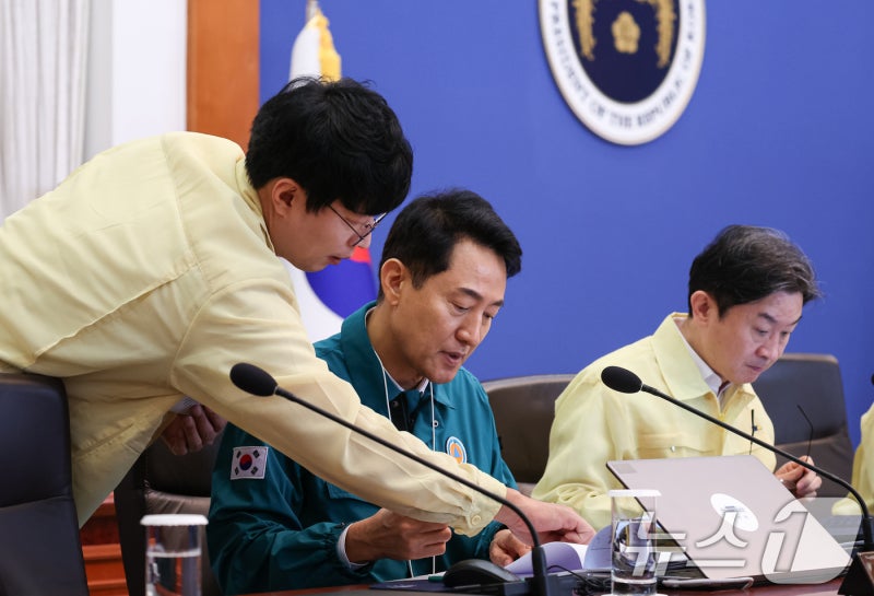 <b>오세훈</b>, 대통령에 "<b>용산공원</b> 아파트 <b>반대</b>…닥공에도 원칙 있다"