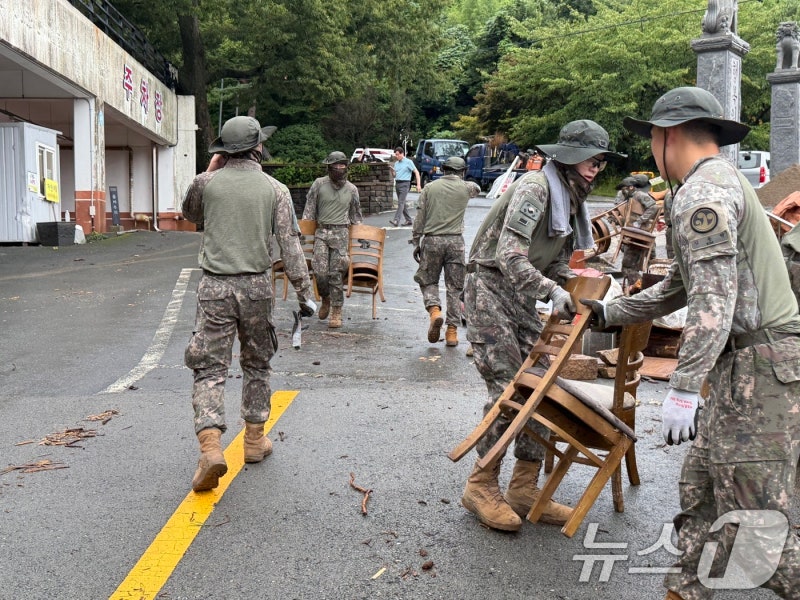 육군, <b>거제·통영 수해</b>복구 지원…장병 240여명 투입