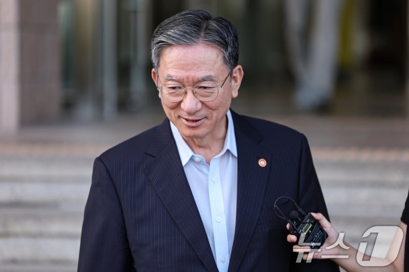 <b>사직서</b> 낸 <b>정성호</b> 법무<b>장관</b>…"개정 형소법 부작용 신속 보완해야" 당부