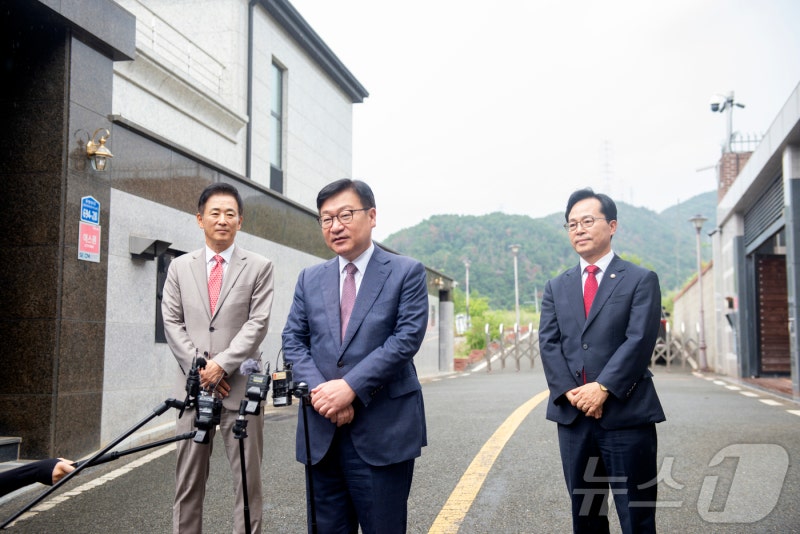 <b>박근혜 예방</b>한 <b>정점식</b> "국힘 연찬회 참석해 달라"…朴 "검토하겠다"