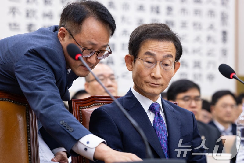 보고 받는 <b>김호철 감사원장</b>