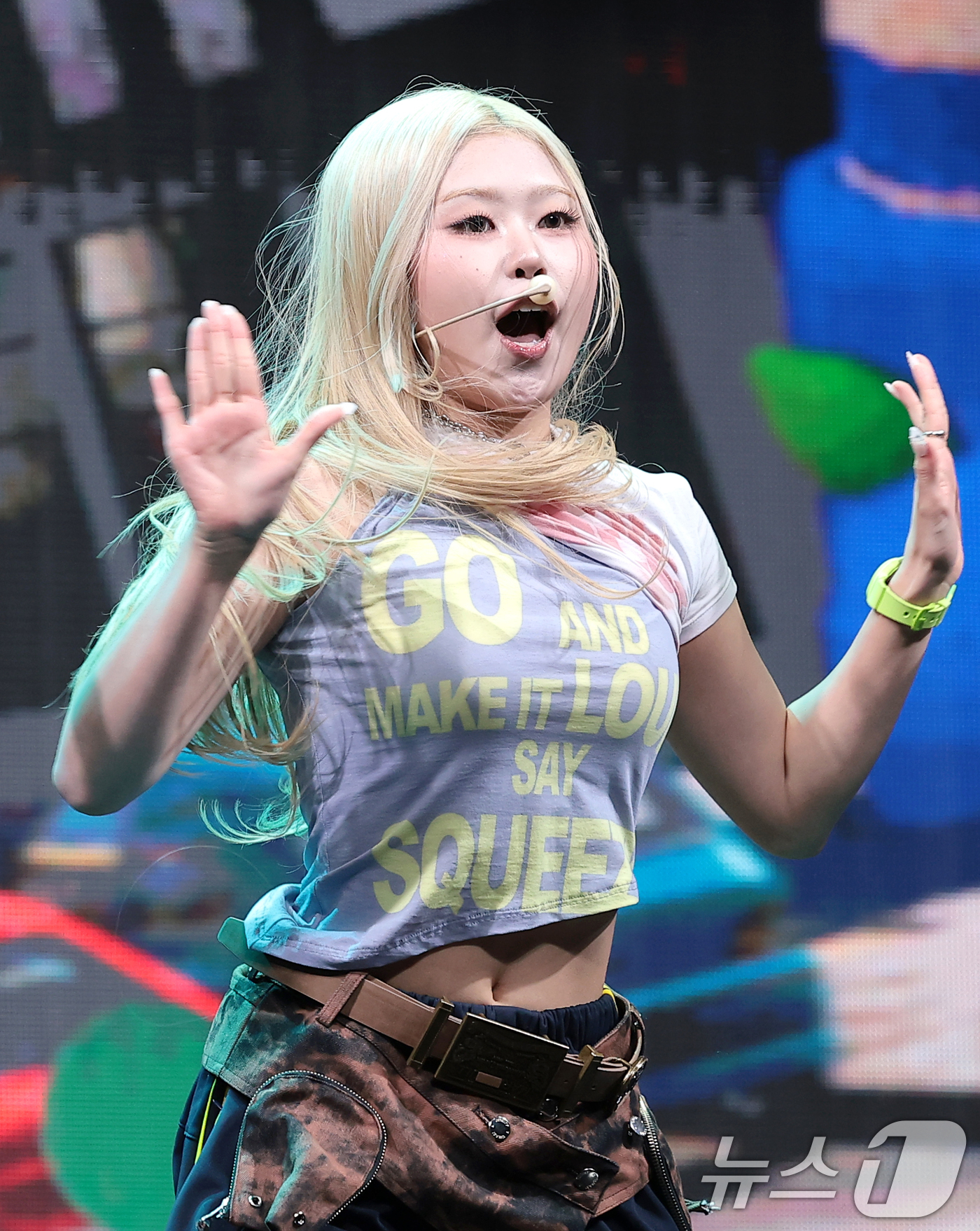 <b>아워벌스데이</b> 유, 행복한 <b>데뷔</b> 무대