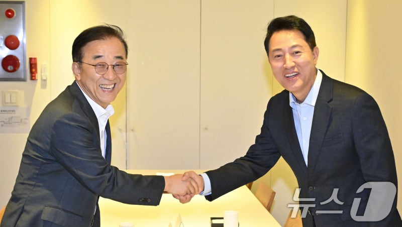 <b>오세훈</b> "<b>용산공원</b> 주택 불가"…캠프킴 등 대체부지 역제안(상보)