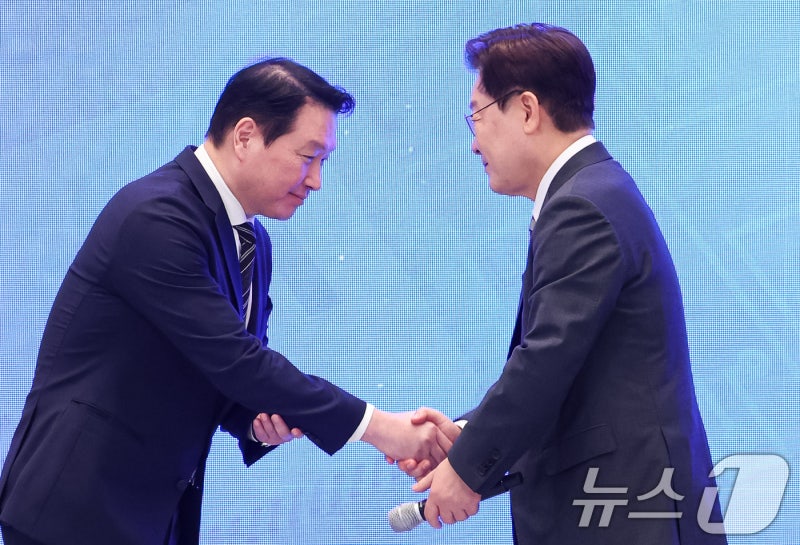 李<b>대통령</b>, <b>최태원</b>과 비공개 <b>만찬 회동</b>…대미투자·메가프로젝트 논의한...