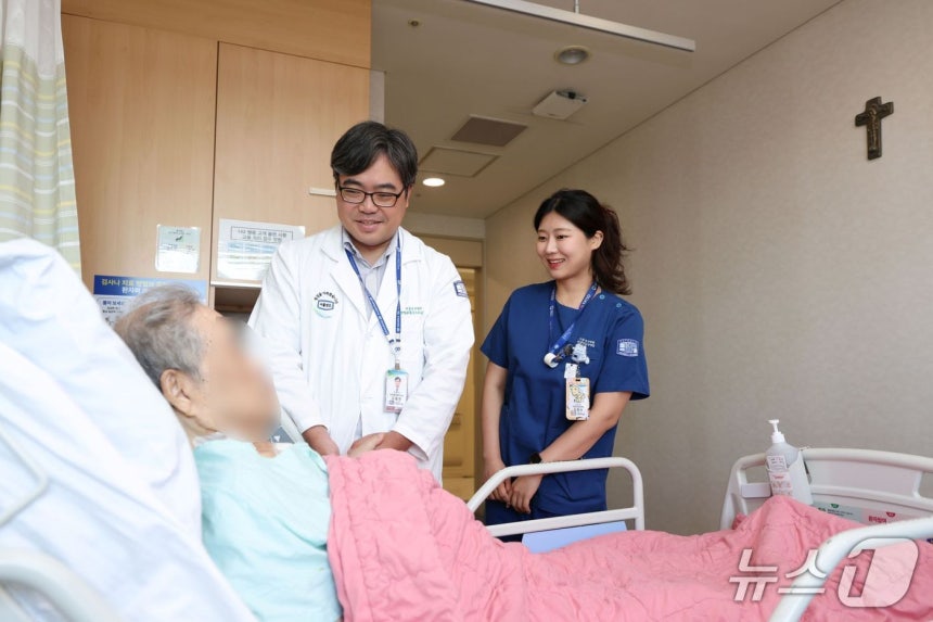 가톨릭대 서울성모병원 심뇌혈관병원의 김용한 심장혈관흉부외과 교수(왼쪽) 등이 응급 심장 수술이 필요한 초고령 환자를 전원받아 무사히 치료했다.환자는 회복 과정에서 발견된 부정맥까지 함께 치료받고 건강하게 퇴원했다.