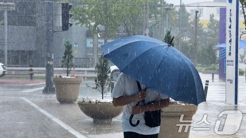 경북 포항시에 호우주의보가 발령된 21일 오후 우산을 쓴 시민이 발걸음을 재촉하고 있다.2026.8.21 ⓒ 뉴스1 최창호 기자