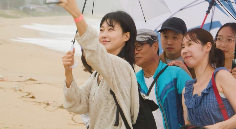 하윤경, <b>정동진</b>서 짜장면 먹방…비바람에도 <b>영화제</b> 낭만
