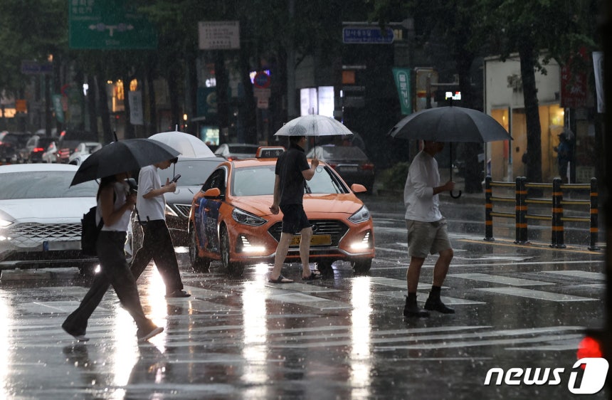 소나기 내리는 도심 ⓒ 뉴스1 구윤성 기자