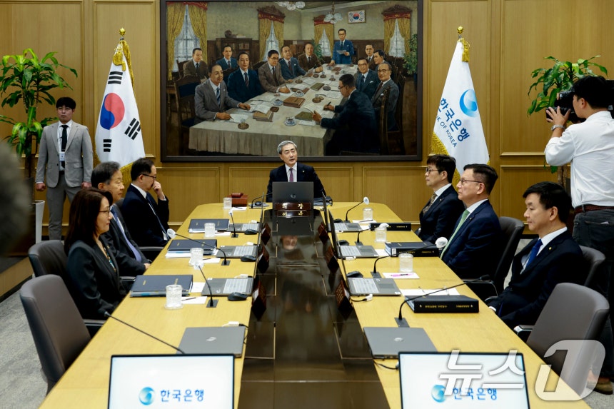 신현송 한국은행 총재가 지난달 금융통화위원회 본회의를 주재하고 있다.이날 금통위는 기준금리를 연 2.75%로 0.25%포인트(p) 인상했다.이는 3년 6개월 만의 기준금리 인상으로,통화정책은 새 긴축 국면에 들