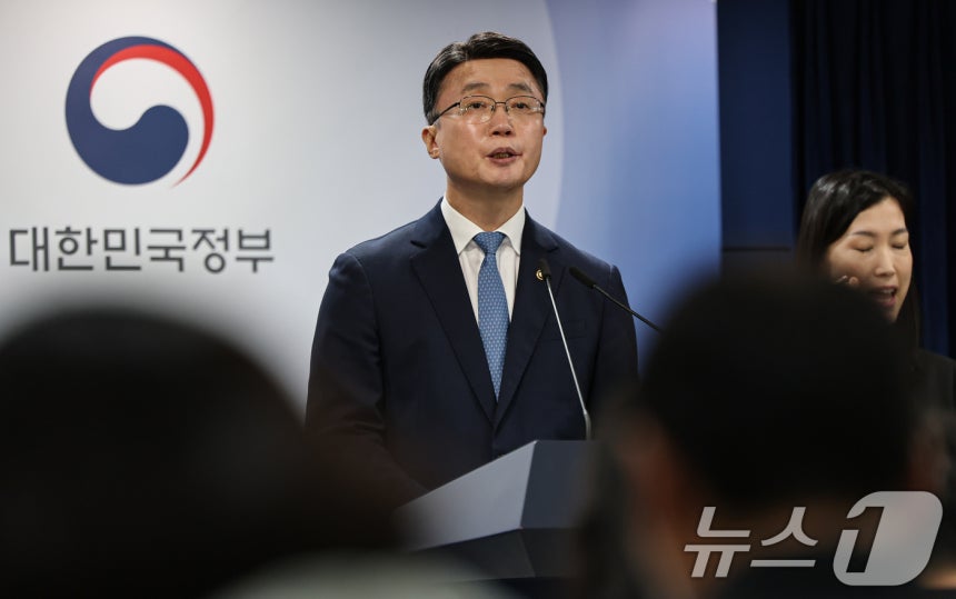 류제명 과학기술정보통신부 제2차관이 지난 18일 서울 종로구 정부서울청사에서 독자 AI파운데이션모델 프로젝트 2차 단계평가 결과 브리핑을 하고 있다. ⓒ 뉴스1 김도우 기자
