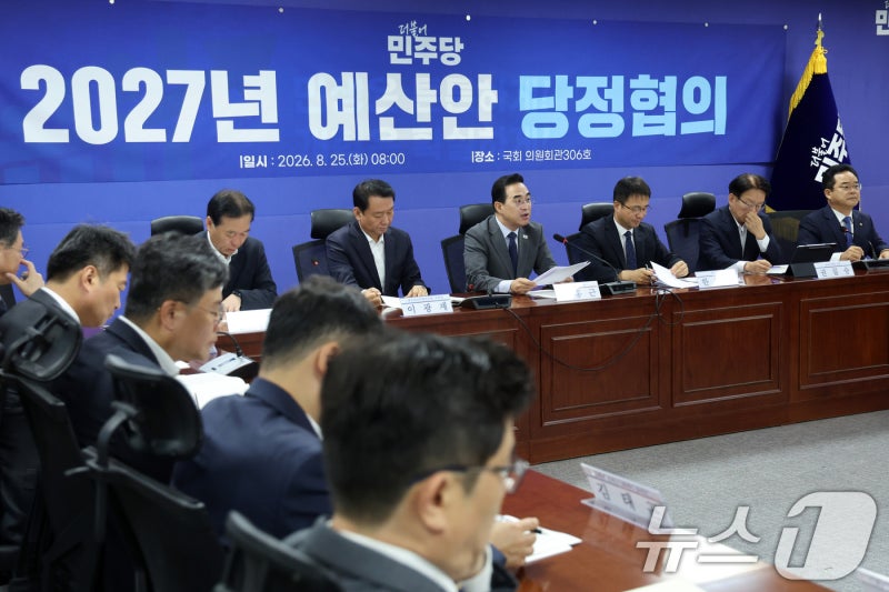 <b>당정</b> "반도체 특별회계 신설…·지방국립대 <b>등록금 전액 지원</b>"