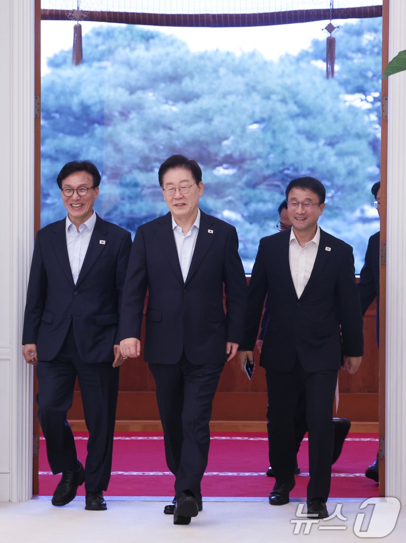 <b>만찬 간담회</b> 입장하는 <b>이재명</b> 대통령