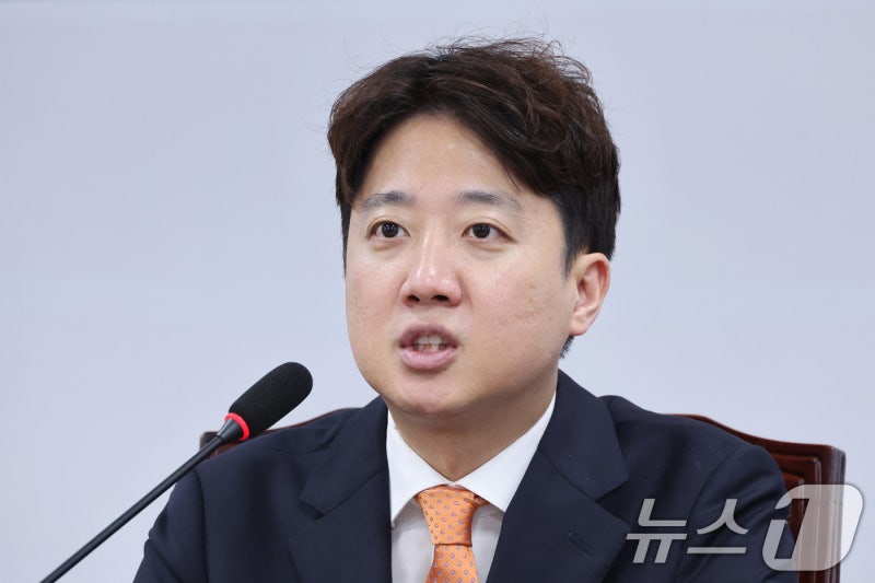 <b>이준석</b>, <b>개혁신당</b> 대표직 전격 <b>사퇴</b>…"쇄신 제안 당내 호응 못 얻어"