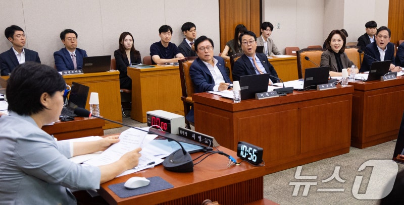 <b>서영교 법사위원장</b> 의사진행에 항의하는 국민의힘