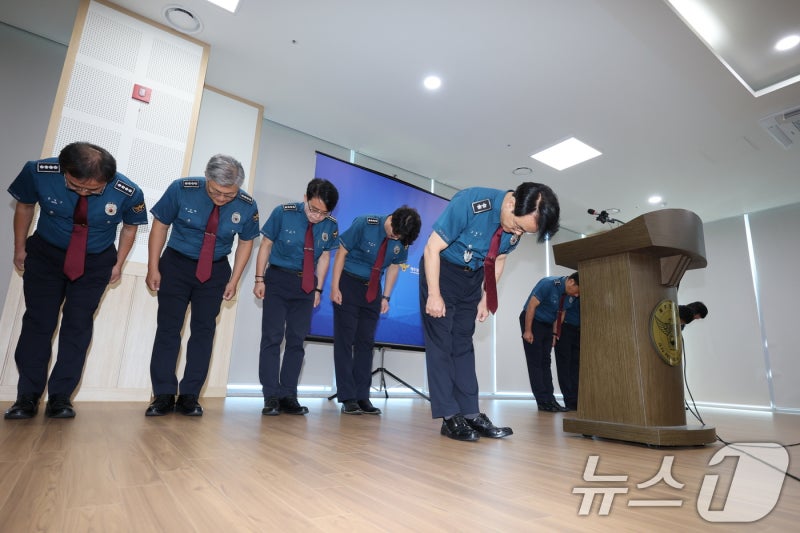 <b>제주경찰청장</b> "경찰 책무 저버리고 지울 수 없는 상처 드려" 사과