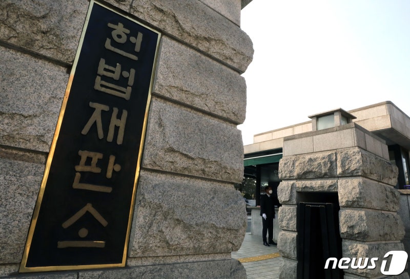 <b>헌재</b> "한국 출생 외국인 자녀 출생등록 규정 없는 건 <b>위헌</b>"