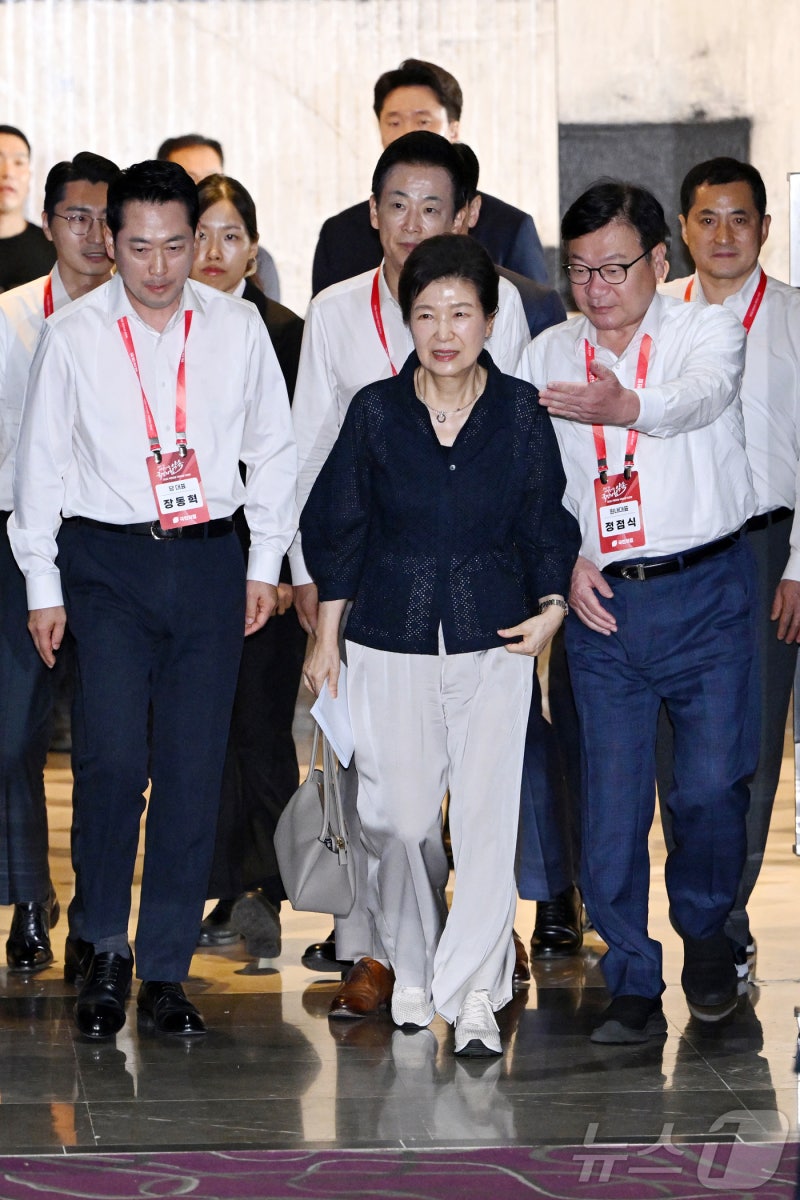 <b>박근혜</b> 전 대통령, <b>국민의힘 연찬회</b> 참석