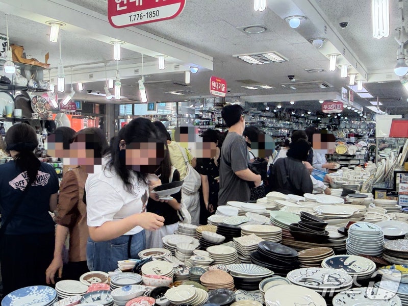 고물가에 2030은 '남대문시장 풀코스'…그릇·<b>사우나</b>템 사러 '북적'