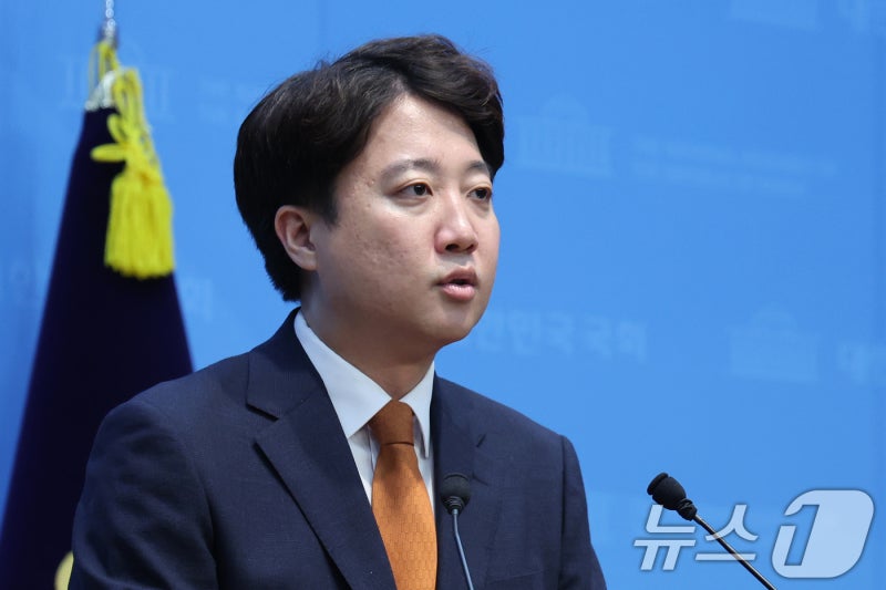 與 "일부 유튜브, '<b>이준석</b>·<b>민주당 합당설</b>' 제기…전혀 사실 아냐"