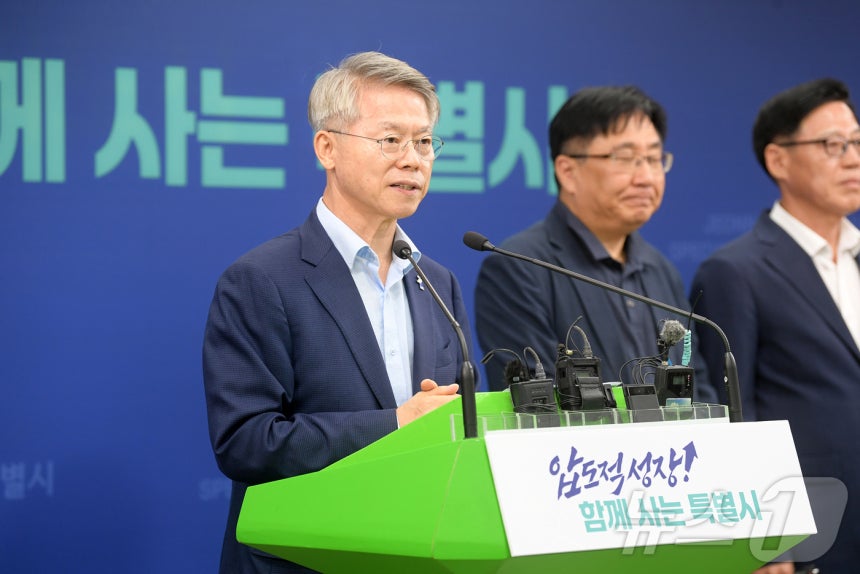 민형배 전남광주통합특별시장이 30일 전남광주통합특별시 광주청사에서 국립의대 신설 신청과 관련된 브리핑을 열고 '국립순천대학교'를 선정 대학으로 발표하고 있다.(사진=전남광주통합특별시 제공.재판매 및 DB 금지.) 