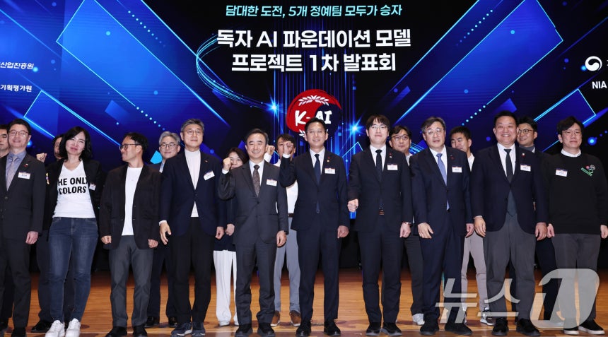 배경훈 부총리 겸 과학기술정보통신부 장관과 하정우 청와대 AI미래기획수석 등 참석자들이 30일 오후 서울 강남구 코엑스 오디토리움에서 열린 '독자 AI파운데이션 프로젝트' 발표회에서 기념촬영을 하고 있다. 2025.