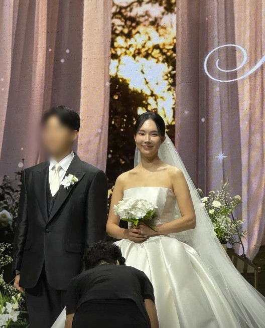 <b>김나희</b>, 순백의 웨딩드레스 입고 <b>비연예인</b> 사업가와 <b>결혼</b>식 [N샷]