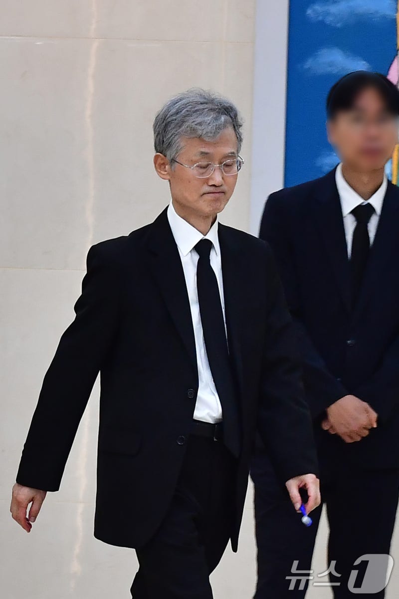 李대통령 "조희대 대법원장 부친상, <b>강훈식</b> 비서실장이 직접 <b>조문</b>하라"