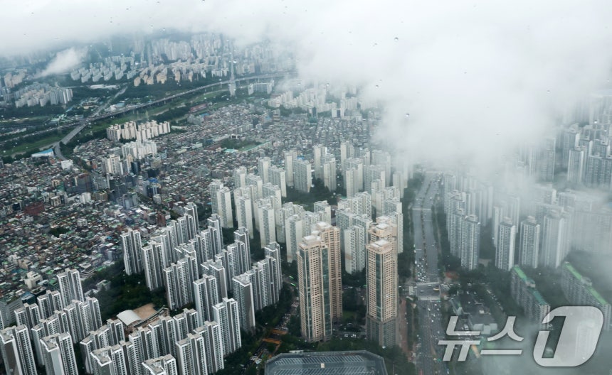 서울 송파구 잠실 롯데월드타워 서울스카이에서 바라본 서울 아파트 전경. 2026.7.20 ⓒ 뉴스1 권현진 기자