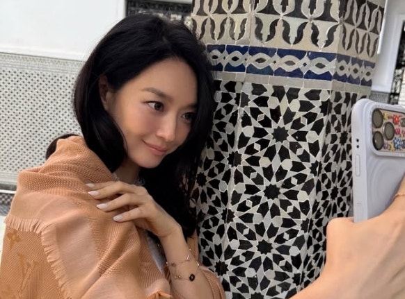 "잘못 입금된 줄"…<b>신민아</b> 통장에서 <b>15년간</b> 빠져나간 '37억원' 왜?