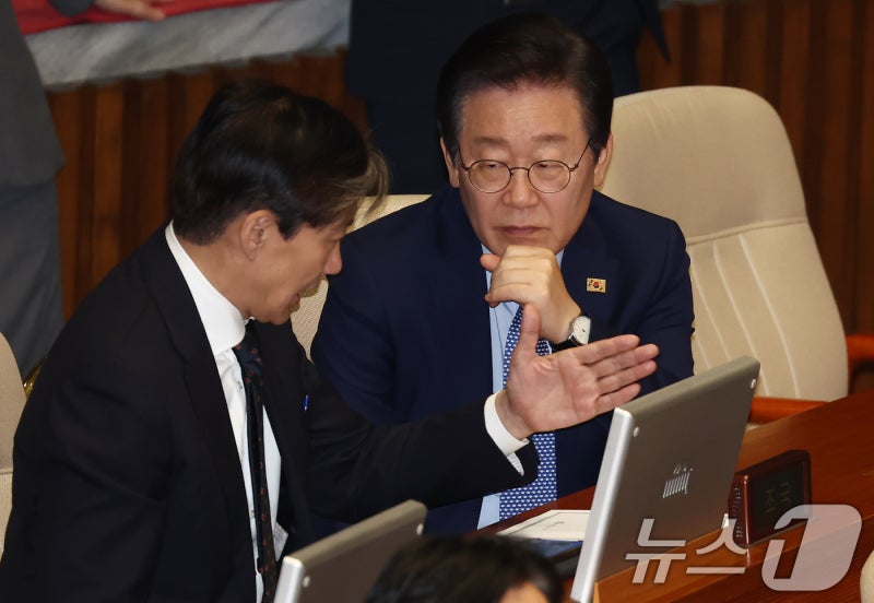 <b>조국</b> "李대통령 2심 <b>유죄 가능성</b> 매우 높다"→민주 "자다가 봉창, 기본 ...