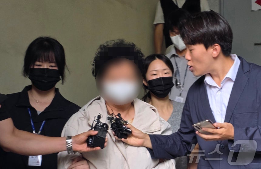 11세 아동을 학대해 숨지게 한 혐의(아동학대치사)를 받고 있는 천안의 한 교회 목사 A 씨(62·여)가 14일 충남 천안시 동남구 천안동남경찰서 유치장에서 검찰로 송치되고 있다. 2026.8.14 ⓒ 뉴스1 이시우