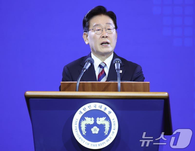 李<b>대통령</b> "북미대화 여건 우리가 만들어야…전작권 환수로 책임 다할 것...