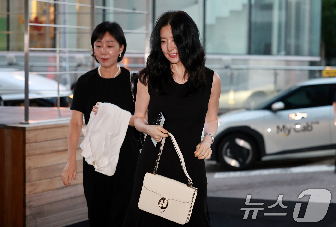 리움미술관에 나타난 이영애... 단 한 걸음으로 독보적 우아함 인증