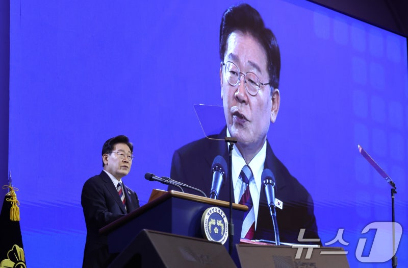 李<b>대통령</b> "세제개편 극히 일부로 헐뜯어…강남 급락 살펴보길"