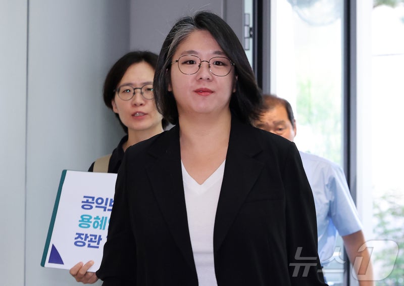 "<b>용혜인</b> '정치자금 3억'을 특별당비 납부…<b>남편</b> 급여로 쓴 의혹"