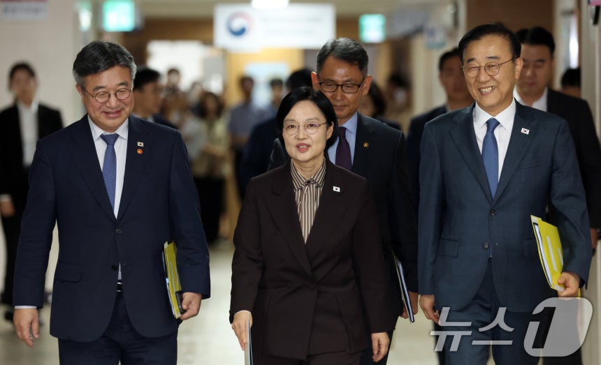 한성숙 국무총리가 3일 오전 서울 종로구 세종대로 정부서울청사에서 행정·공공기관 이전 및 공공기관 기능 개혁 관련 기자회견을 하기 위해 이동하고 있다. 왼쪽 부터 윤호중 행정안전부 장관, 한 총리, 허장 재정경제부 