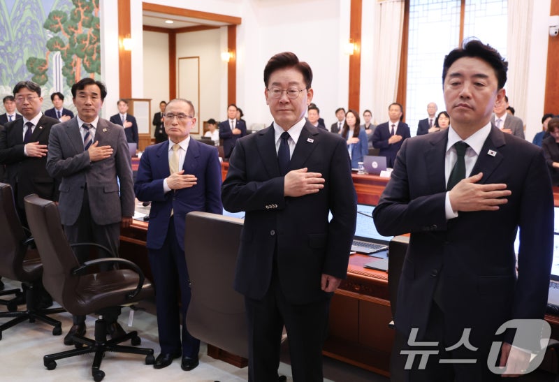 李<b>대통령</b> "<b>경찰</b>, 뼈 깎는 각오로 내부 <b>자정</b>과 제도 개선 나서야"