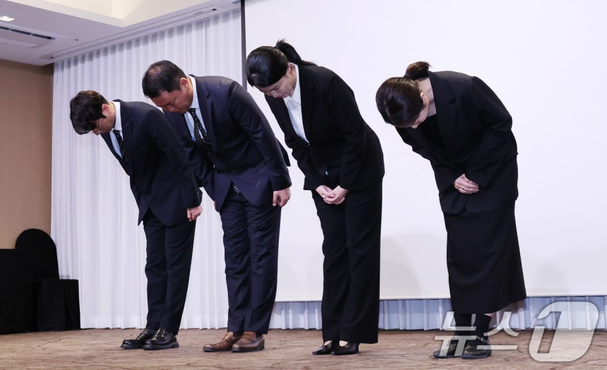 최주희 티빙 대표이사(오른쪽 두번째)와 주요 경영진이 3일 오후 서울 중구 코리아나호텔에서 사이버 침해 사고에 대해 공식 사과를 하고 있다. 왼쪽부터 조성대 네트워크기술본부장, 고민석 인사담당 부사장, 최주희 대표이