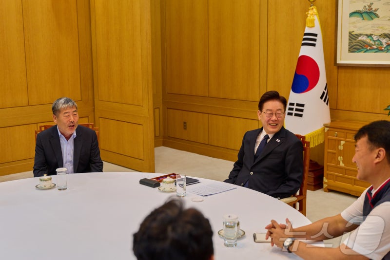 李<b>대통령</b>, <b>양대 노총</b>과 <b>차담회</b>… 정년연장 "연내 결론" 공감대(종합)